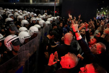 Policajti so štítmi proti zásahom bránia podporovateľom hlavnej tureckej opozičnej strany Republikánskej ľudovej strany (CHP) v prístupe k úradu istanbulskej provincie. FOTO: Reuters