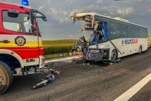 K zrážke nákladného vozidla a autobusu došlo pri obci Drienovec v okrese Košice-okolie. FOTO: Facebook/Polícia SR - Košický kraj
