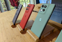 Počas veľtrhu IFA v Berlíne predstavila Motorola niekoľko noviniek. Model Edge 60 Neo uzatvára tohtoročný rad Edge a vlastne sa teraz čaká, koľko bude stáť. Cena totiž rozhodne, či to bude predajný hit ako príbuzný model Fusion. Ten od jari patrí medzi najlepšie ponuky na trhu v pomere ceny a výkonu.