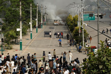 Dym sa valí zo sanitky vedľa príslušníkov poriadkovej polície a demonštrantov počas protestu proti korupcii a rozhodnutiu vlády zablokovať niekoľko platforiem sociálnych médií v Káthmandu. FOTO: Reuters
