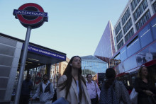 Cestujúci prechádzajú okolo zatvoreného vchodu stanice metra Victoria počas štrajku členov Odborového zväzu železníc, námorníctva a dopravy (RMT) v dlhotrvajúcom spore o pracovné miesta a dôchodky v centrálnom Londýne 8. septembra 2025. FOTO TASR/AP