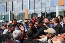 Stovky priaznivcov tureckej opozície vyšli dnes do ulíc napriek zákazu demonštrácií. FOTO: Reuters