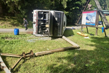 V obci Staré Hamry v Moravskosliezskom kraji sa prevrátil autobus, v ktorom sa viezlo 32 študentov. FOTO: X/Policie ČR