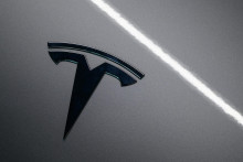 Na archívnej snímke z 1. septembra 2025 logo Tesla na vozidle v Berlíne. FOTO TASR/DPA
