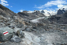 Vysoko na ľadovci Morteratsch s vedcom Leom Hösli, ktorý tu robí časť svojho terénneho výskumu v ľadových jaskyniach.