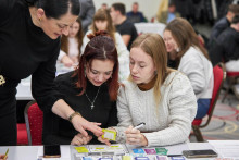 Finančná pohoda – unikátna online hra s moderátorom pre hráčov od 15 rokov, ktorí sa naučia, ako správne narábať s peniazmi a dosiahnuť finančnú nezávislosť.