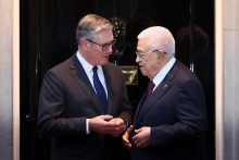 Britský premiér Keir Starmer víta palestínskeho prezidenta Mahmúda Abbása na Downing Street 10 v Londýne. FOTO: Reuters