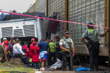 Úrady pracujú na mieste nehody v mexickom meste Atlacomulco, kde vlak zrazil osobný autobus. FOTO: Reuters