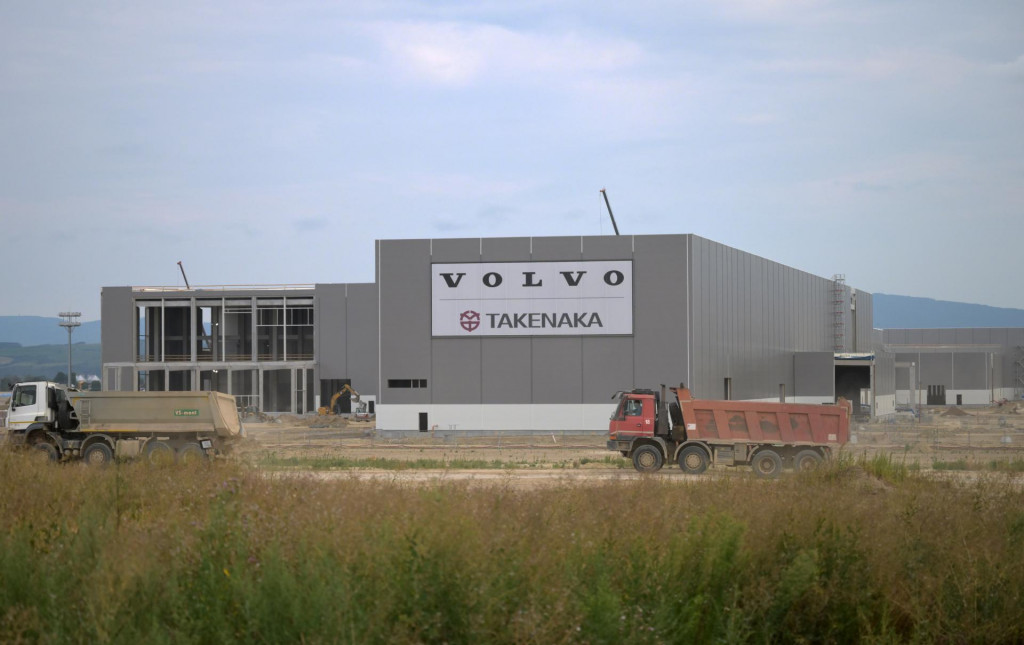 Na snímke výstavba závodu Volvo Car Košice. FOTO: TASR/František Iván