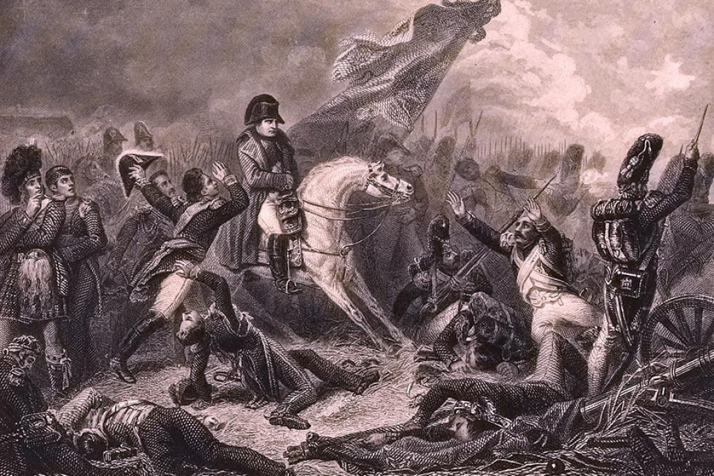 Francúzsky cisár Napoleon Bonaparte uprostred svojich vojakov v bitke pri Waterloo v júni 1815. (grafika neznámeho autora z prvej štvrtiny 19. storočia)