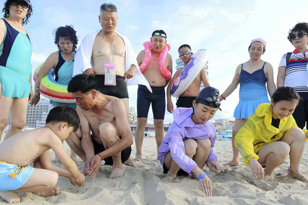 Severokórejčania si užívajú radovánky v turistickom centre v oblasti Wonsan Kalma na východnom pobreží krajiny.

FOTO: AP