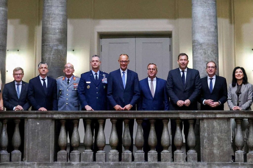 Ministri nemeckej vlády schválili 27.augusta návrh na rozšírenie vojenskej služby. Prvýkrát po vyše 30 rokoch stretli v sídle rezortu obrany, aj za prítomnosti zástupcov Bundeswehru. FOTO: Reuters