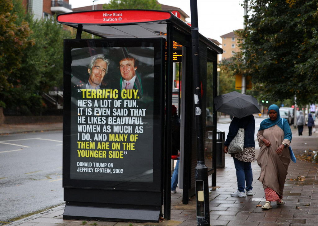 Fotografia Donalda Trumpa, v súčasnosti prezidenta USA, a zdiskreditovaného finančníka a sexuálneho delikventa Jeffreyho Epsteina v Londýne v Británii. FOTO: Reuters