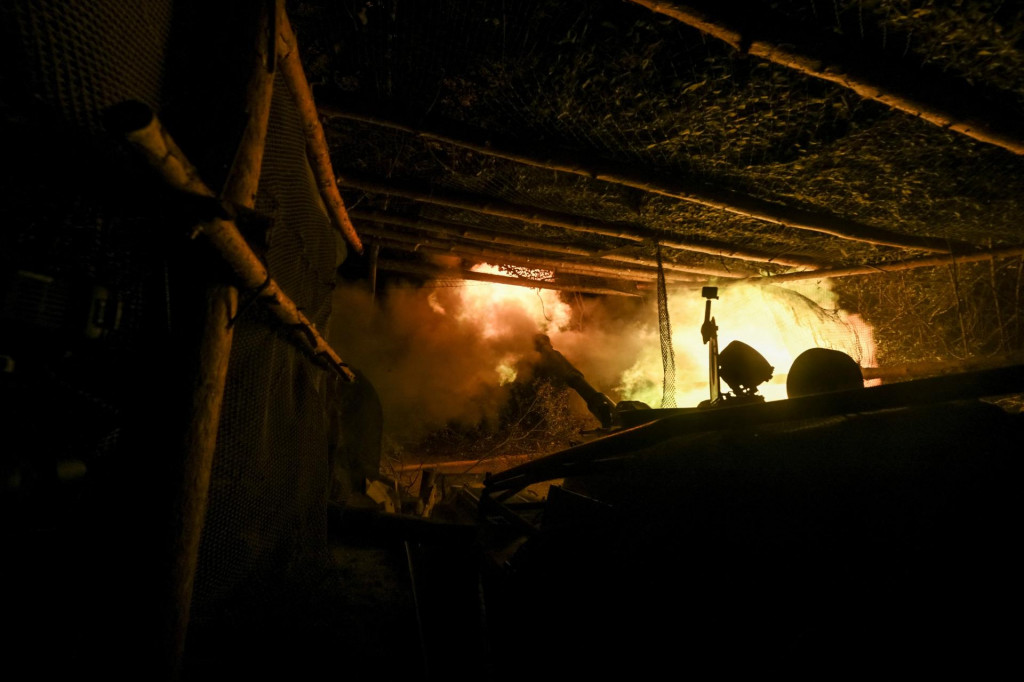 Ukrajinskí vojaci strieľajú zo samohybnej húfnice na ruské jednotky v Doneckej oblasti. FOTO: Reuters