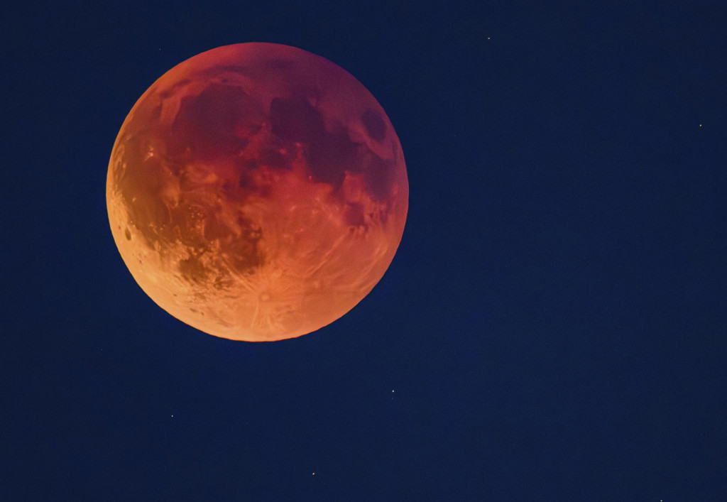 Na snímke úplné zatmenie Mesiaca na večernej oblohe v nemeckom Lebuse.