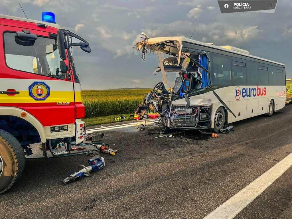 K zrážke nákladného vozidla a autobusu došlo pri obci Drienovec v okrese Košice-okolie. FOTO: Facebook/Polícia SR - Košický kraj