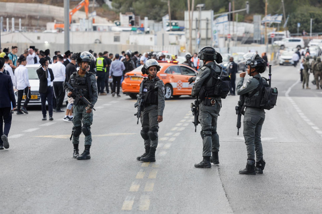 Izraelská polícia stráži miesto, kde došlo k streleckému útoku na okraji Jeruzalema. FOTO: Reuters