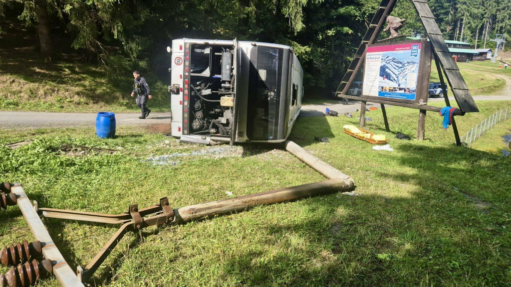 V obci Staré Hamry v Moravskosliezskom kraji sa prevrátil autobus, v ktorom sa viezlo 32 študentov. FOTO: X/Policie ČR
