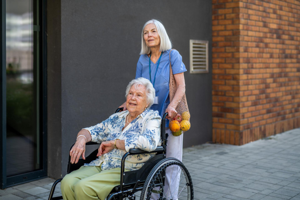 Opatrovatelia ťažko zdravotne postihnutých si prilepšia.