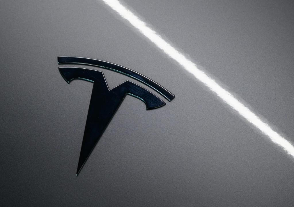 Logo Tesla na vozidle v Berlíne. FOTO: TASR/DPA