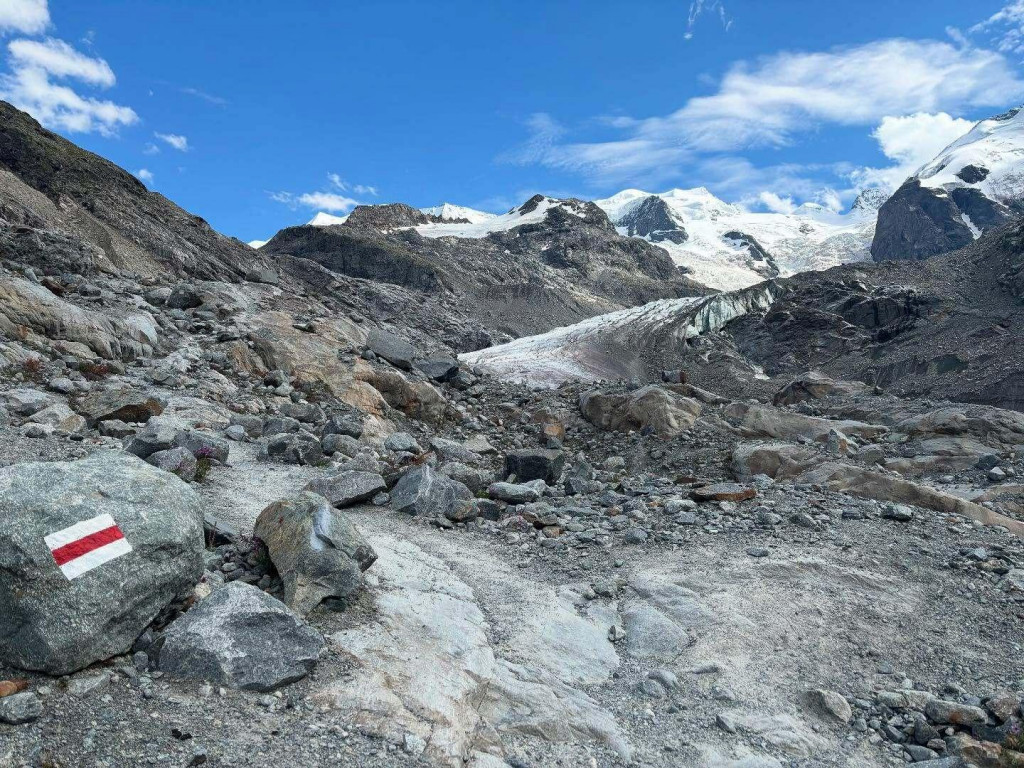 Vysoko na ľadovci Morteratsch s vedcom Leom Hösli, ktorý tu robí časť svojho terénneho výskumu v ľadových jaskyniach.