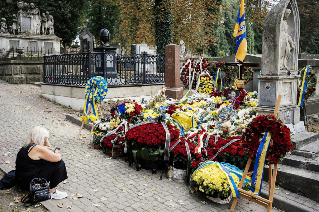 Čerstvý hrob ukrajinského politika Andrija Parubija na Lyčakivskom cintoríne vo Ľvove (4. septembra 2025) FOTO: MAFRA/Petr Topič