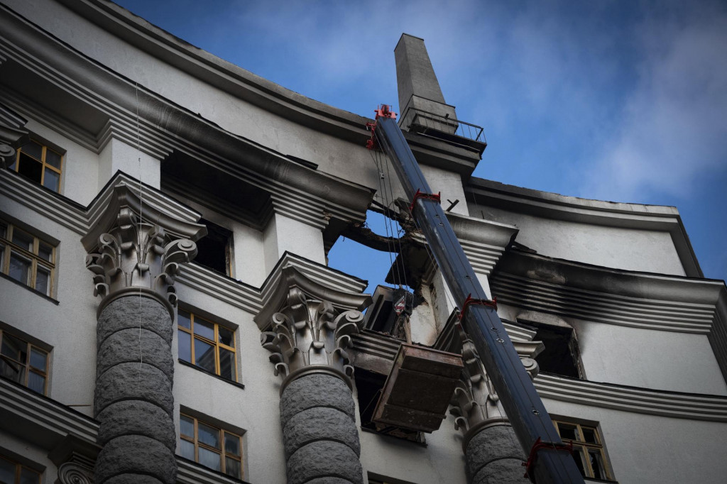 Pohľad na zničenú vládnu budovu Úradu vlády po nedeľňajšom ruskom útoku v Kyjeve. FOTO: TASR/AP
