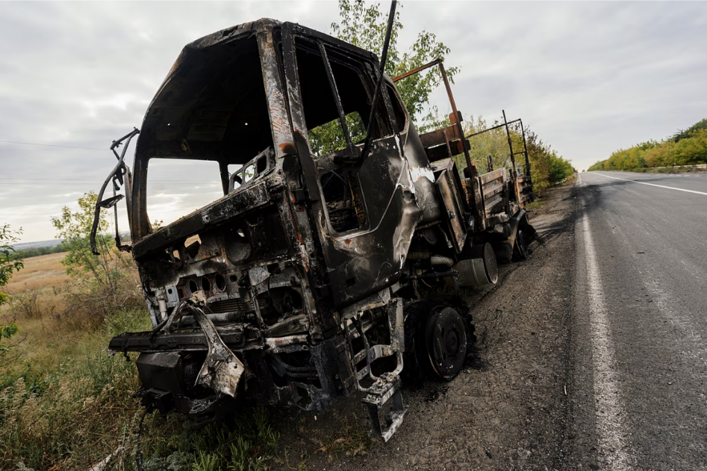 Príchod do Slovjansku od Iziumu. Pár kilometrov pred Slovjanskom zasiahli ruské drony autobus a nákladné auto. Ďalší útok nasledoval podvečer. (5. septembra 2025) FOTO: MAFRA/Petr Topič