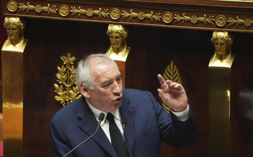 Francúzsky premiér Francois Bayrou gestikuluje počas príhovoru na začiatku schôdze parlamentu zameranej na hlasovanie o dôvere jeho vláde v Paríži v pondelok 8. septembra 2025. FOTO TASR/AP
