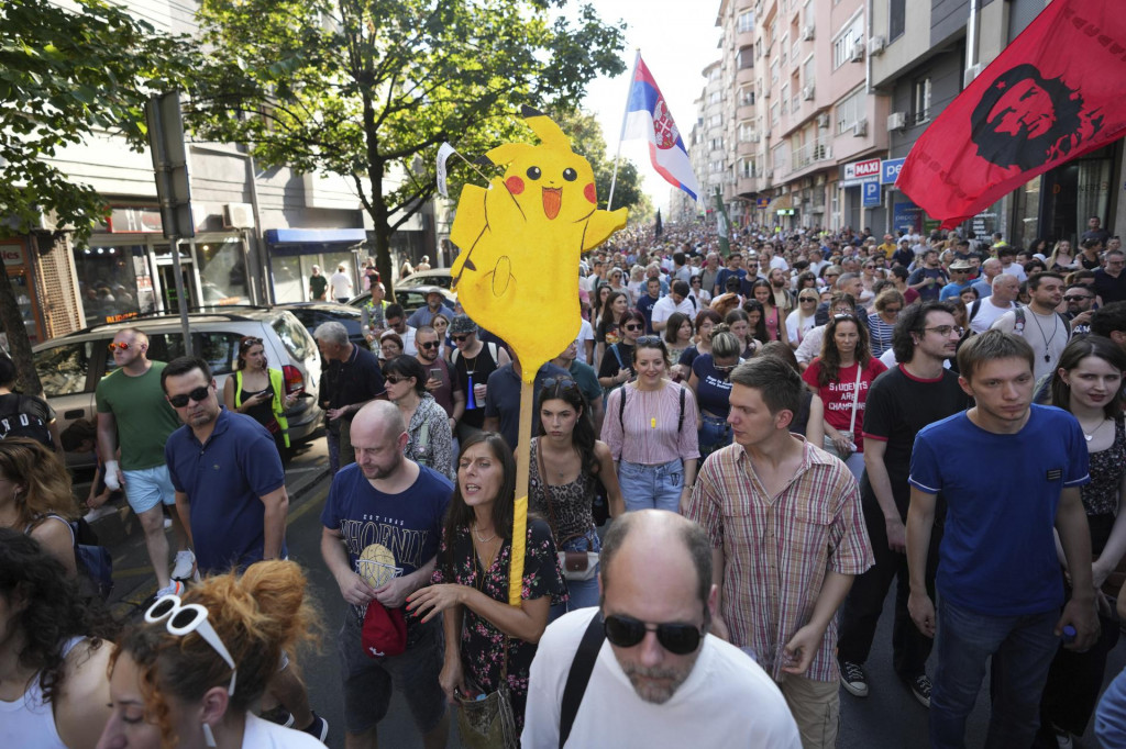 Tisíce demonštrantov sa opäť zhromaždilo na protestoch proti srbskému prezidentovi Aleksandarovi Vučičovi v Belehrade. FOTO: TASR/AP