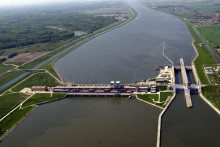 Na snímke letecký pohľad na plavebné komory Sústavy vodných diel Gabčíkovo-Nagymaros. Aktuálne sa chystá aj výstavba elektrárne Čunovo II, ktoré je proti prúdu Dunaja o niekoľko kilometrov vyššie.

FOTO: TASR/Š. KAČENA

