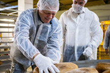 Na snímke je predseda vlády Robert Fico a minister pôdohospodárstva a rozvoja vidieka Richard Takáč počas návštevy Prvej bratislavskej pekárne pri príležitosti Medzinárodného dňa chleba. FOTO: TASR/J. Kotian