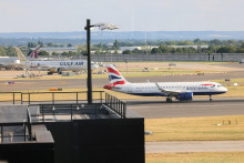 FILE PHOTO: A plane prepares ahead of taking-off, after radar failure led to the suspension of outbound flights across the UK, at Heathrow Airport in Hounslow, London, Britain, July 30, 2025. REUTERS/Jack Taylor/File Photo FOTO: Jack Taylor