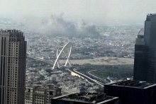 Na snímke dym stúpa po výbuchoch v dôsledku útoku izraelskej armády v katarskej Dauhe, ktorej cieľom bolo zasiahnuť vedúcich predstaviteľov palestínskeho hnutia Hamas. FOTO: TASR/AP