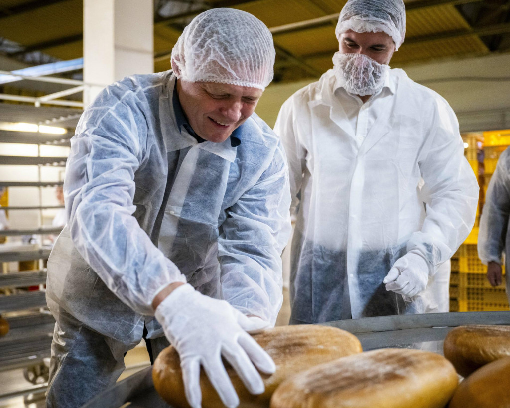 Na snímke je predseda vlády Robert Fico a minister pôdohospodárstva a rozvoja vidieka Richard Takáč počas návštevy Prvej bratislavskej pekárne pri príležitosti Medzinárodného dňa chleba. FOTO: TASR/J. Kotian