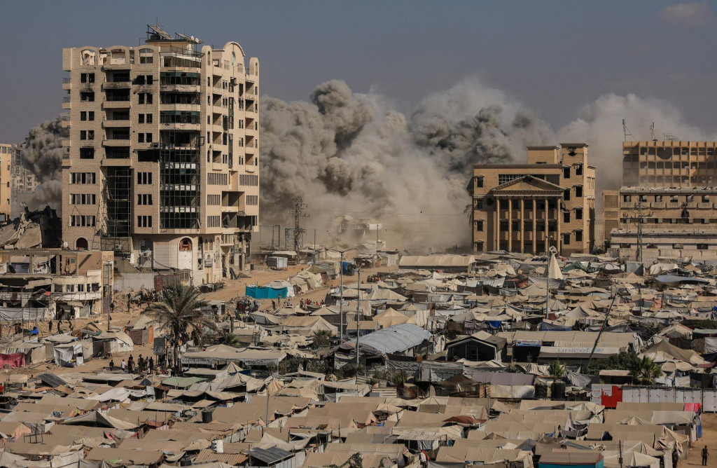 Stúpajúci dym po zrútení obytnej budovy po izraelskom leteckom útoku v meste Gaza. FOTO: Reuters