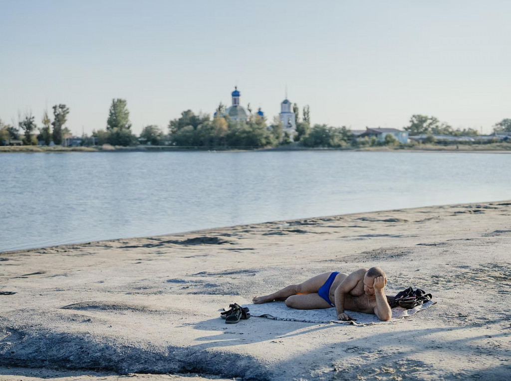 Sloviansk. Mesto oslavovalo 380 rokov od založenia. Hoci je vojna na dosah, boli ulice, pláže i park plné ľudí, ktorí si užívali teplý deň. Málokto reagoval na explózie, ktoré tu počuť. Ruská armáda ostreľuje jednu z mála prístupových ciest FPV dronmi. FOTO: Mafra/Petr Topič