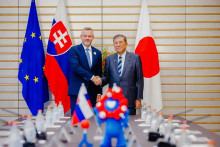 Prezident Peter Pellegrini v rámci svojej tohtotýždňovej návštevy Japonska v utorok rokoval aj s japonským premiérom Šigeru Išibom (vpravo). FOTO: TASR/KP SR