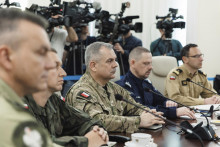 Generál Wieslaw Kukula (uprostred), náčelník poľského generálneho štábu ozbrojených síl počas mimoriadneho zasadnutia vlády s vysokými vojenskými a bezpečnostnými predstaviteľmi krajiny po nočnom incidente s narušením poľského vzdušného priestoru bezpilotnými lietadlami vo Varšave 10. septembra 2025. FOTO TASR/AP