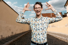 Fyzik Tomáš Čermák. Skoro tri roky strávil po nemocniciach kvôli autizmu. Dnes je všetko inak. Sympatický mladík a nádejný vedec pozbieral niekoľko významných cien a na jeseň nastupuje na prestížnu univerzitu v Londýne. Ťažko sa verí, že za jeho sebavedomým pohľadom z očí do očí sú roky terapie a práce na sebe. FOTO: Jan Zátorský, MAFRA