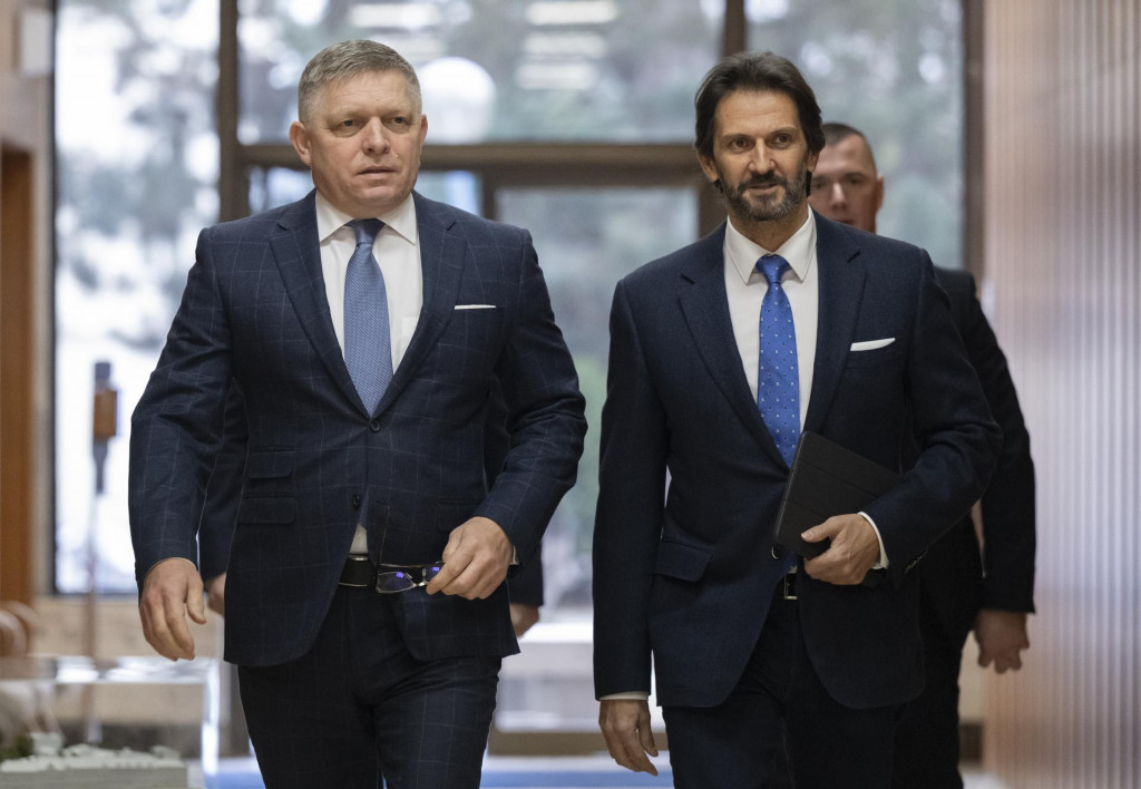 Kým premiér hovorí o rezervách v balíku, minister obrany kritizuje neefektívnosť štátu. FOTO: TASR/M. Baumann