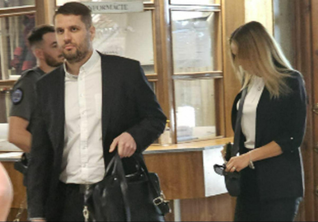 Príchod obžalovaného Adama Puškára na súd.

FOTO: HN/Katarína Šelestiaková