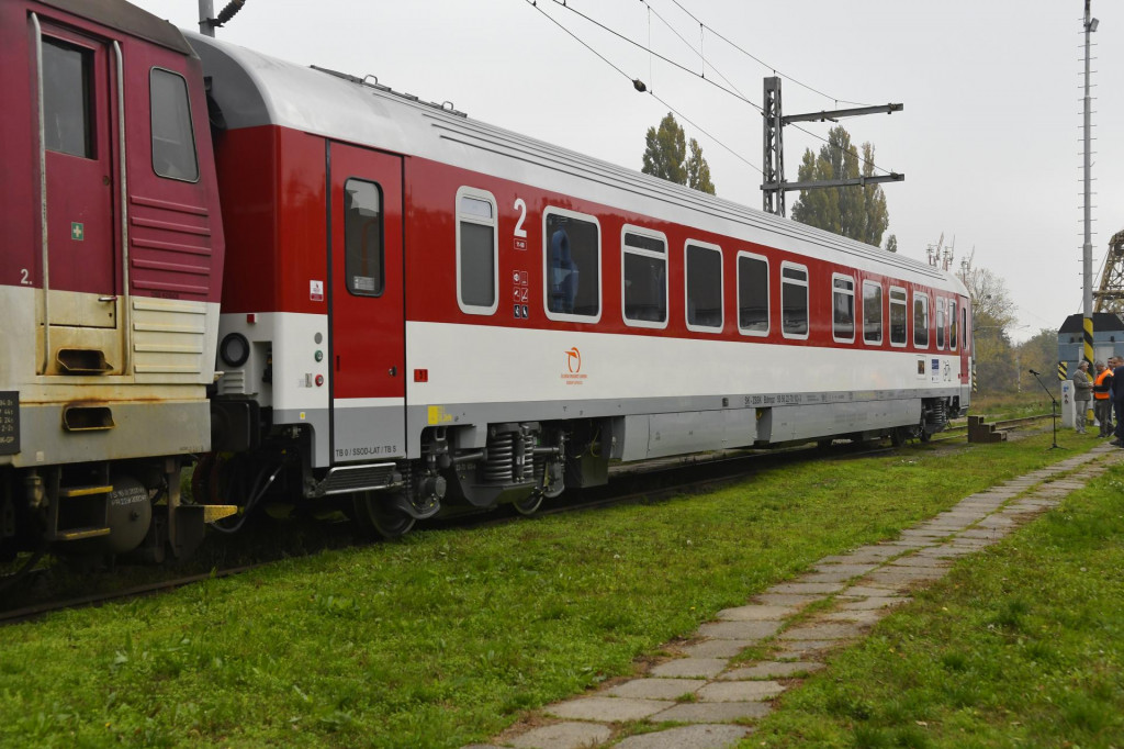 Podľa ZSSK ide o prvý funkčný príklad postupnej prestavby strategických úsekov ukrajinských železníc na európsky rozchod, financovanej aj z prostriedkov Európskej únie. FOTO: TASR/Milan Kapusta