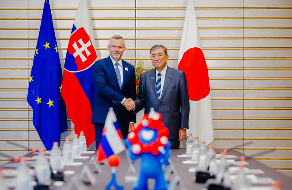 Prezident Peter Pellegrini v rámci svojej tohtotýždňovej návštevy Japonska v utorok rokoval aj s japonským premiérom Šigeru Išibom (vpravo). FOTO: TASR/KP SR