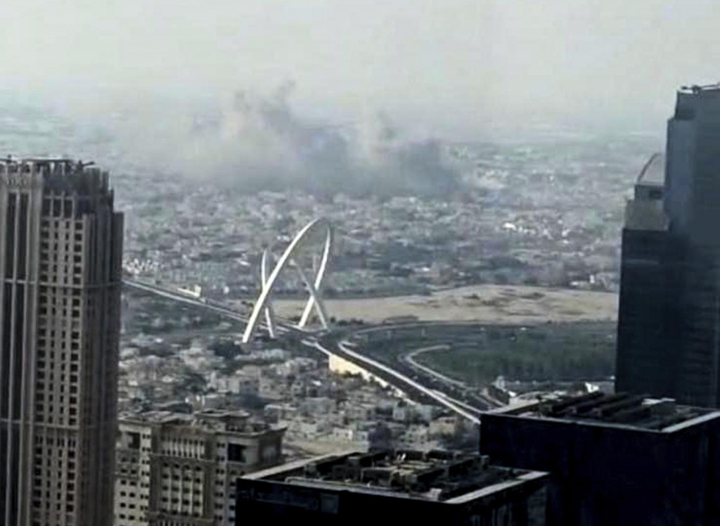 Dym stúpa po výbuchoch v dôsledku údajného útoku izraelskej armády v katarskej Dauhe, ktorej cieľom bolo zasiahnuť vedúcich predstaviteľov palestínskeho hnutia Hamas. FOTO: TASR/AP