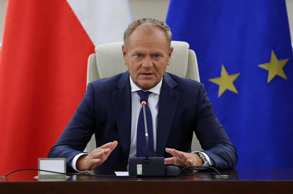 Poľský premiér Donald Tusk vedie mimoriadne rokovanie vlády po tom, ako ruské drony narušili poľský vzdušný priestor. FOTO: Reuters