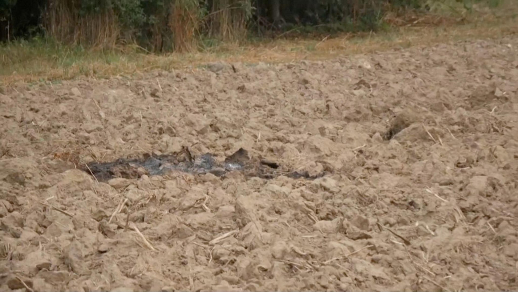 Na snímke časti poškodeného dronu zostreleného poľskou armádou neďaleko Zamoscu v regióne Jaroslawiec. FOTO: REUTERS/TVN
