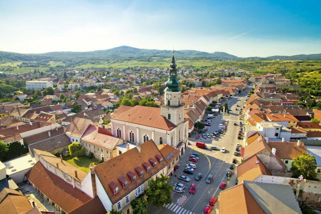 Modra by mala dostať svoj obchvat ako prvá.