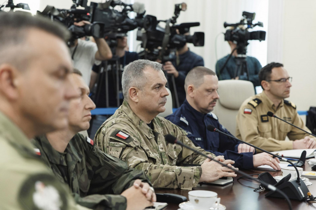 Generál Wieslaw Kukula (uprostred), náčelník poľského generálneho štábu ozbrojených síl počas mimoriadneho zasadnutia vlády s vysokými vojenskými a bezpečnostnými predstaviteľmi krajiny po nočnom incidente s narušením poľského vzdušného priestoru bezpilotnými lietadlami vo Varšave 10. septembra 2025. FOTO TASR/AP