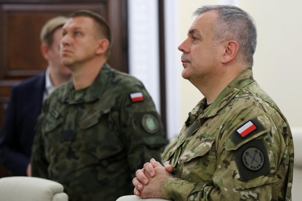 Generál Wieslaw Kukula, náčelník generálneho štábu poľských ozbrojených síl počas bezpečnostnej rady po narušení poľského vzdušeného priestoru ruskými dronmi. FOTO: REUTERS
